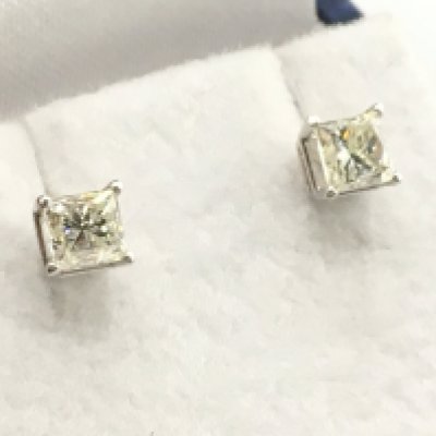 A certificated pair of 14ct white gold princess cut diamond solitaire studs with screw back butterflies, boxed. Diamonds 0.90ct/ VS. Cert no.WGI9624148358. Total weight 0.8g. Postage category A