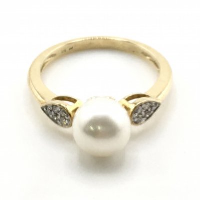 A 9 carat yellow gold cultured pearl and multi-set diamond ring, R/C diamonds 0.10ct. Size N. Ring weight 2.6ct. Postage category A