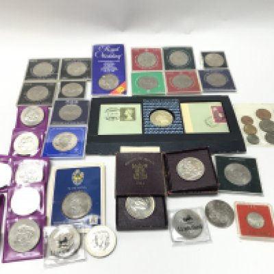 A collection of assorted coinage including commemorative day of the Concorde etc.