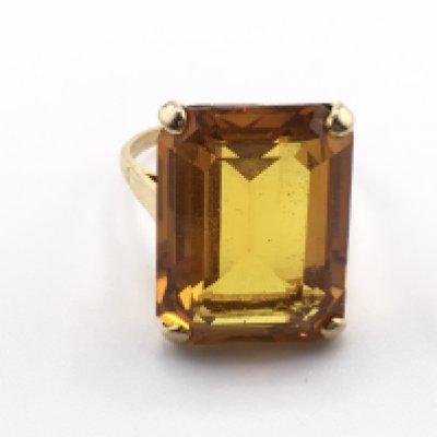 A 9ct gold ring set with large citirine. Size P 1/2.8.9g