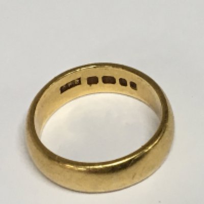 A 22carat gold wedding band weight 8g