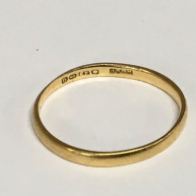 A small 22carat gold wedding band weight 1.7g
