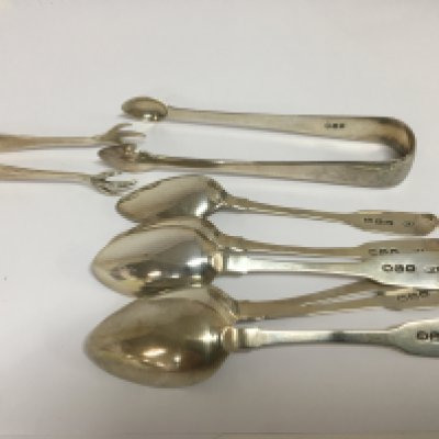 A collection of George III silver tea spoons and two pairs of sugar tongs. Weight 140g and silver plated pickle folks with mother of pearl handles.