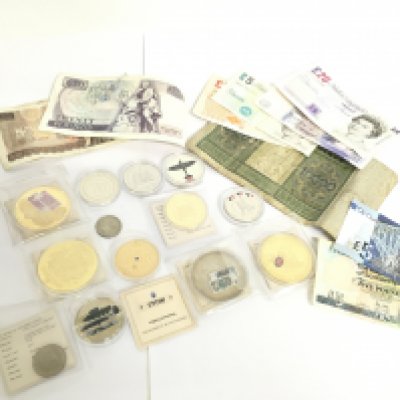 A collection of bank notes including a German 1922 Reichsbanknote, british notes and coins including a 2017 gold plated Rule Britannia coin, VE day 2019 gold plated coin. Postage category B