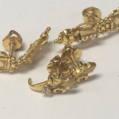 Two pairs of Indian gold earrings. 5.4 grams total weight.