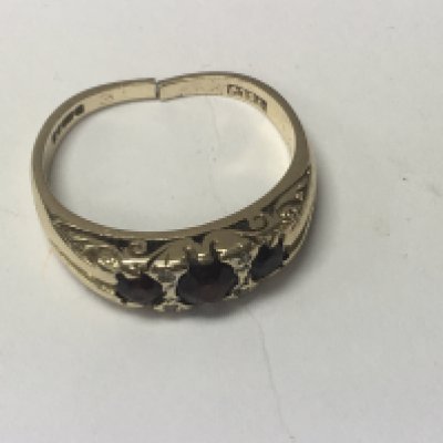 A 9 ct gold ring inset with garnets total weight 2.5 grams