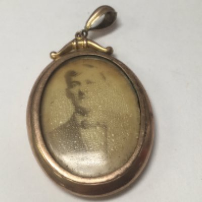 A 9 ct gold Photo locket