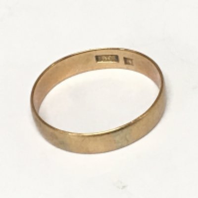 An 18carat gold wedding band weight 2.9g