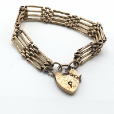 A 9ct gold gate bracelet. 15.6g Postage A