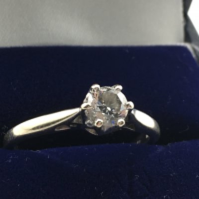 An 18 carat white gold colour I, si2, 0.40ct RBC Solitaire diamond set ring. Ring size L/M. Total weight 3g. Postage category A