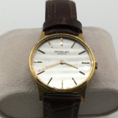 A Raymond Weil gents watch with silver dial and brown leather strap. Winds and runs. Postage B