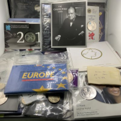 A large collection of uncirculated proof coinage and commemorative coinage. (B)