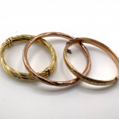 3 9ct gold bangles, total weight 28.3g. (A)