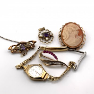 A small mixed lot of gold items to include a 9ct gold mounted cameo brooch, 9ct gold cased watch, Gold pendant and 2 additional gold brooches