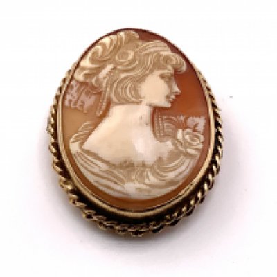 A 9ct gold mounted cameo brooch. (A)