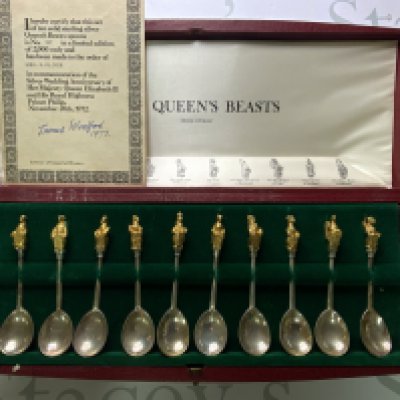 A cased set of 12 hallmarked silver Queens Beasts spoons. (B)