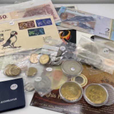 A collection of commemorative and world coinage (B)