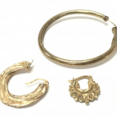 Scrap 9 carat gold, total weight 3.94g. Postage category A