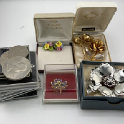 A mixed collection of vintage costume jewellery. (D)