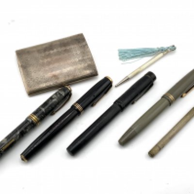 4 vintage fountain pens to include a Vintage Parker Vacumatic, Conway Stewart, Silver cigarette case, Silver Note pad pencil. (A)