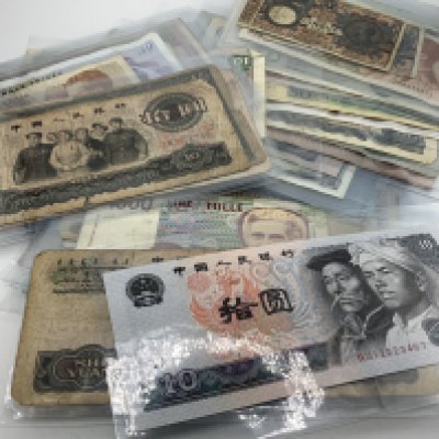A mixed collection of world banknotes, varied conditions. (A)