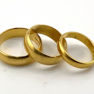 3 22ct gold wedding bands, 20.58g. (A)