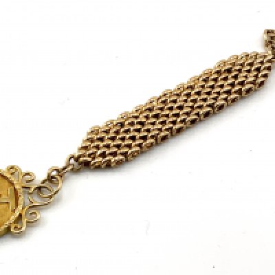 A 15ct gold fob chain with attached Chinese Cash pendant. Total weight 16.95g.