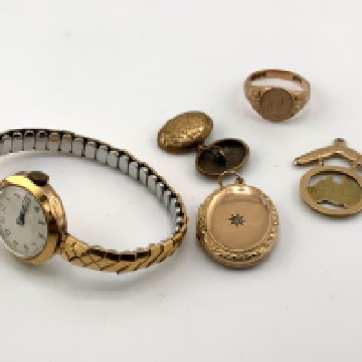 A mixed lot to include a 9ct gold cased ladies watch, 9ct gold back and front locket, 15ct gold single cufflink, 9c gold signet ring, 15ct gold Australia pendant.