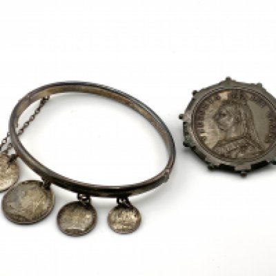 1887 Queen Victoria Half Crown with brooch mount together with a silver bangle mounted 4 Victorian silver coins.
