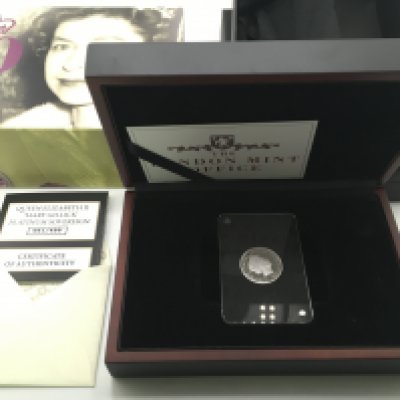 A cased 2022 platinum sovereign. Postage B