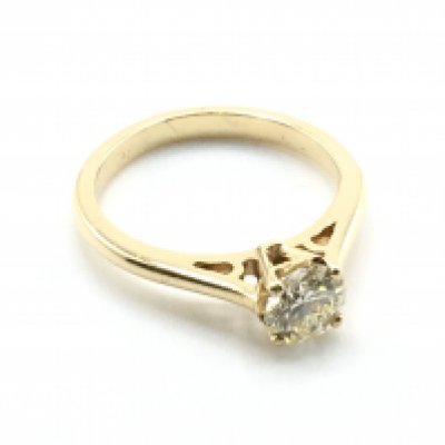 A certificated 18ct yellow gold RBC diamond 4-claw set solitaire ring, diamond 0.67ct, cert no WGI962414287. Ring Size K, total weight 3.2g. Postage category a