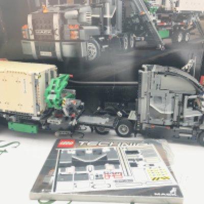 A Lego Mack Anthem #42078 Appears To Be Complete. With Box And Manual. This Lot Cannot Be Posted In House (2).