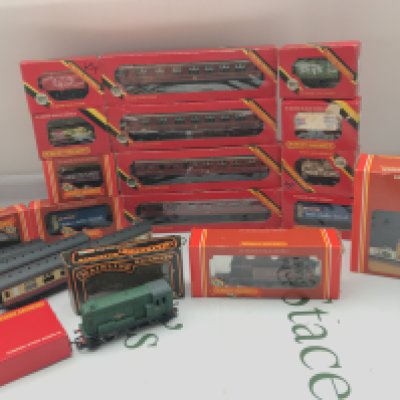 A Collection Of Boxed And Loose 00 Gauge Coaches. Wagons.Track.And 2 Locos. No Reserve.