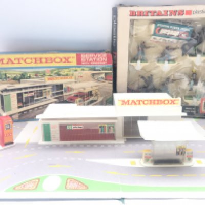 Boxed Matchbox Service Station And A Britains Confederate Forces Set. Parts Missing And Boxes Worn. No Reserve.