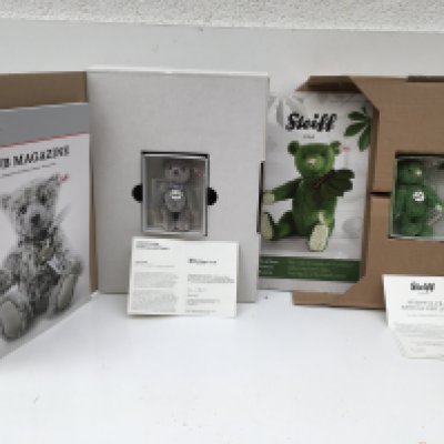 Two boxed Steiff minature teddy bears produced as Steiff club annual gifts. Features a green bear (10cms) 2014 and a grey bear (10cms) 2017. Both with certificates. No reserve (2)