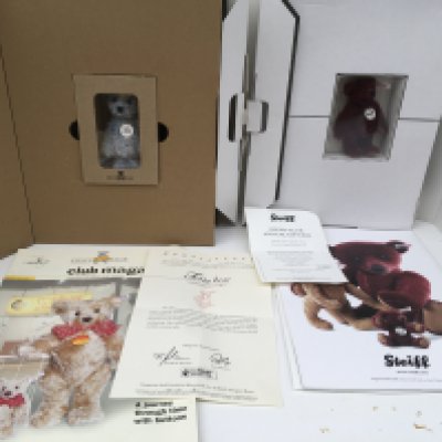 Two boxed Steiff minature teddy bears produced as annual gifts to Steiff Club members. Features a 2004 light blue 7pms and a 2012 burgundy 10pms complete with certificates and magazines. No Reserve (2)
