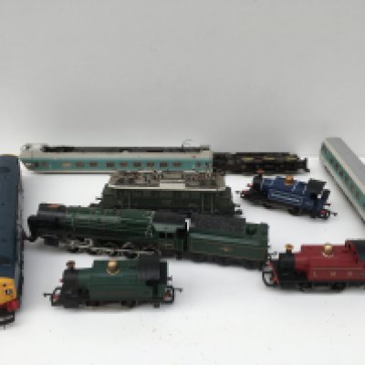 A collection of 9 model railway locomotives 00 gauge manufactured by Hornby..Lima and others. Some appear as having parts missing. No reserve.