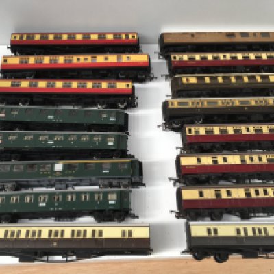 A collection of 16 model railway carriages by a variety of manufacturers some appear missing parts. 00 gauge. No reserve.