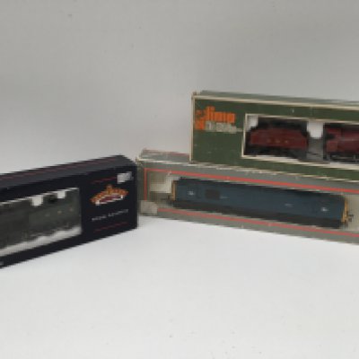 A group of 3 boxed model railway locomotives featuring Bachmann 32.135 GWR Green&#2013266057&#2013265947_.Lima 1701.L and a Lima 40126. OO gauge. No reserve