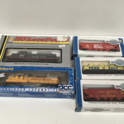 A collection of boxed model railway HO accessories includes 2 locomotives 1x Bachmann EMD GP 7DIESEL Union Pacific 116. DCC on board and 1x AHM C90114. 3x Bachmann Silver series rolling stock. No reserve