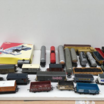 A collection in excess of 30 model railway wagons 00 gauge primarily by Hornby. Also includes boxed R8260 car loading ramp. No reserve