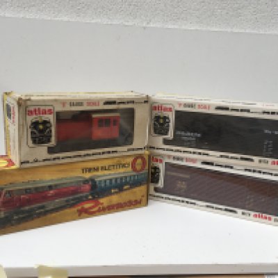 2x Boxed 0 gauge locomotives by Atlas and Rivarossi and 2x 40ft Stock Cars by Atlas. Features a shunting diesel Santa Fe and WDT Industrial Switcher. No reserve