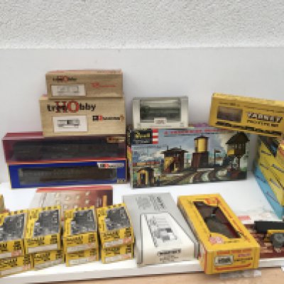 A collection in excess of 25 pieces of model railway kits for running stock and coaches. Also includes a boxed Artist craft locomotive Switcher 1872. No reserve