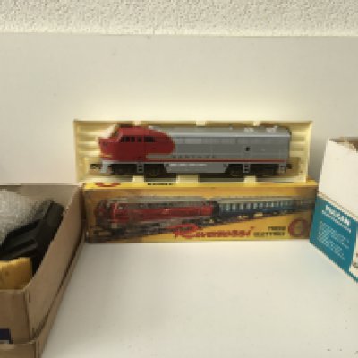 A group of 3 x O gauge locomotives 2 are in kit form unchecked . Includes boxed Rivarossi Santa Fe. No reserve