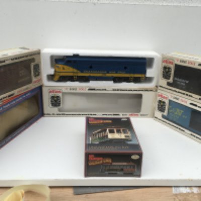 A Boxed O gauge model locomotive by Atlas Chesapeake and Ohio plus 4 boxed O gauge wagons and a boxed model kit for SanFrancisco cable car. No reserve.