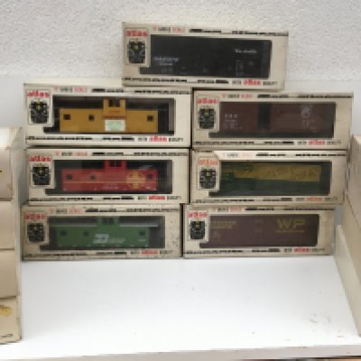 A collection of 17x boxed O gauge model railway rolling stock assembled and in kit form. No reserve