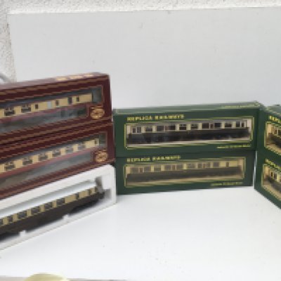 A collection of boxed OO gauge model railway pieces featuring a locomotive by Lima..2x coaches by GMR and 4x coaches by Replica Railways. No reserve