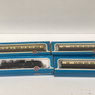 A collection of 4 boxed 00 gauge pieces by Airfix comprising a 4F Fowler locomotive and 3x coaches. No reserve.