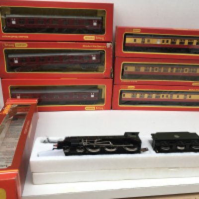 A collection of 7x boxed Triang..Hornby 00 gauge model railway pieces featuring R060 BR Class 17.. and 6x coaches. No reserve
