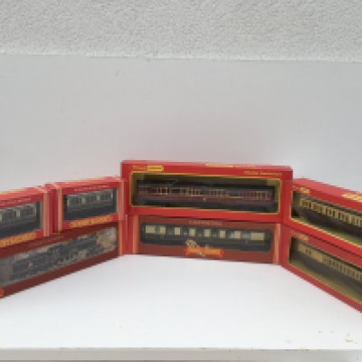 A collection of 7x boxed Hornby OO gauge model railway pieces includes a locomotive R.259 plus 6x coaches. No reserve